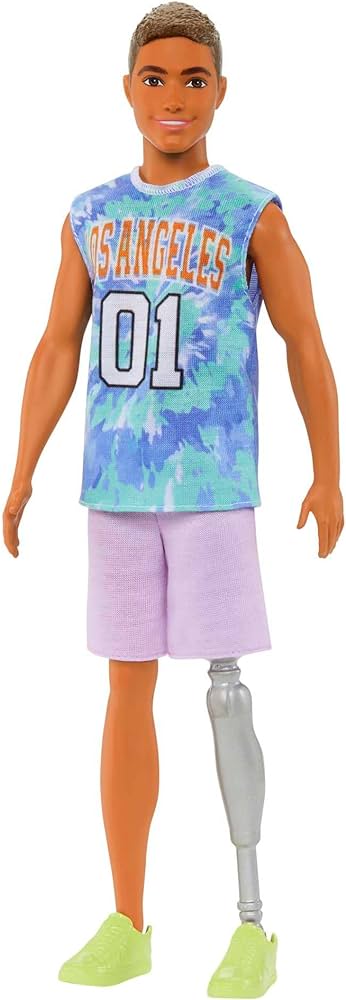 Barbie Ken Fashionistas Pop 212 met beenprothese, in een Los Angeles shirt, paarse shorts en sneakers HJT11